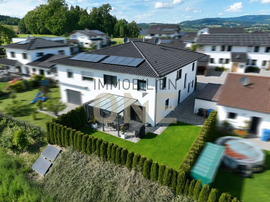 Immobilie in Hunderdorf - Neuwertige DHH mit Einzelgarage! Modernes Wohnen in ruhiger Umgebung - Bild 0