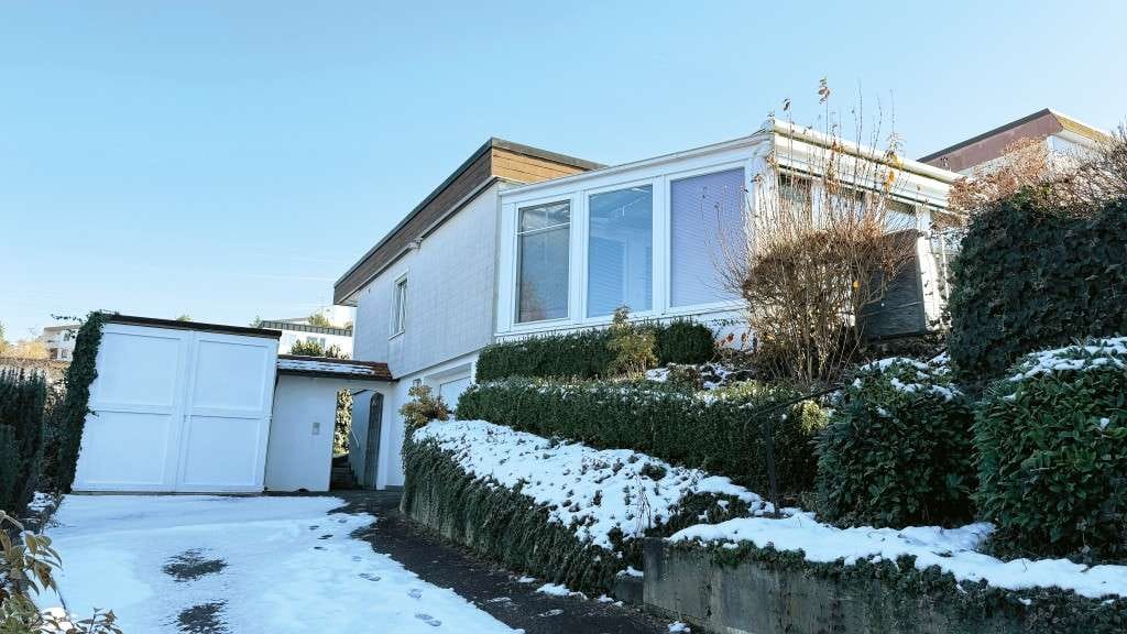 Immobilie in Brigachtal -  Attraktiver Bungalow auf herrlichem Grundstück in Top-Zustand - Bild 1