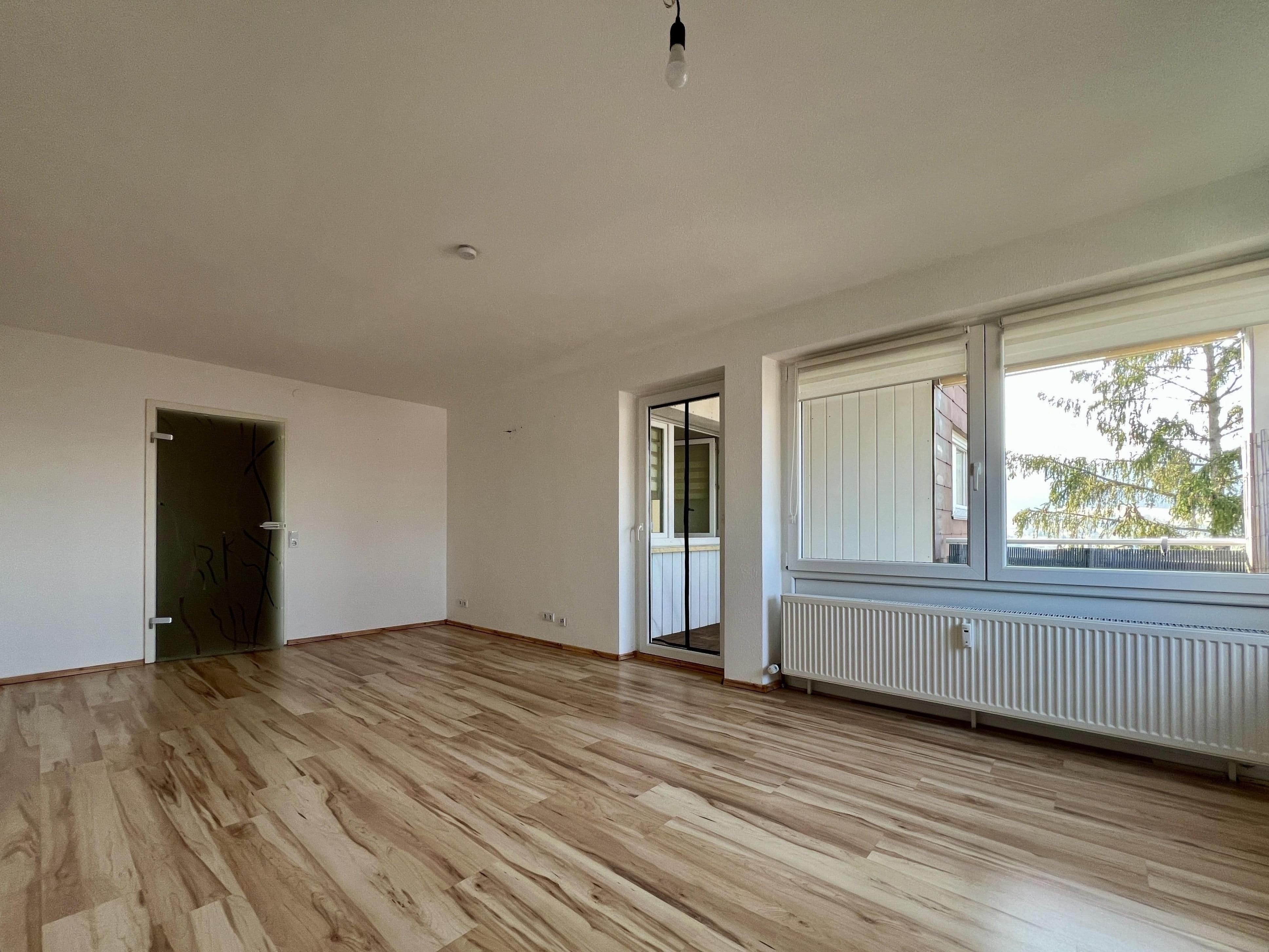 Immobilie in Oberstenfeld - Hier dürfen Sie einziehen: 3,5-Zimmer auf rund 90 m², Westbalkon und Garage - Bild 2
