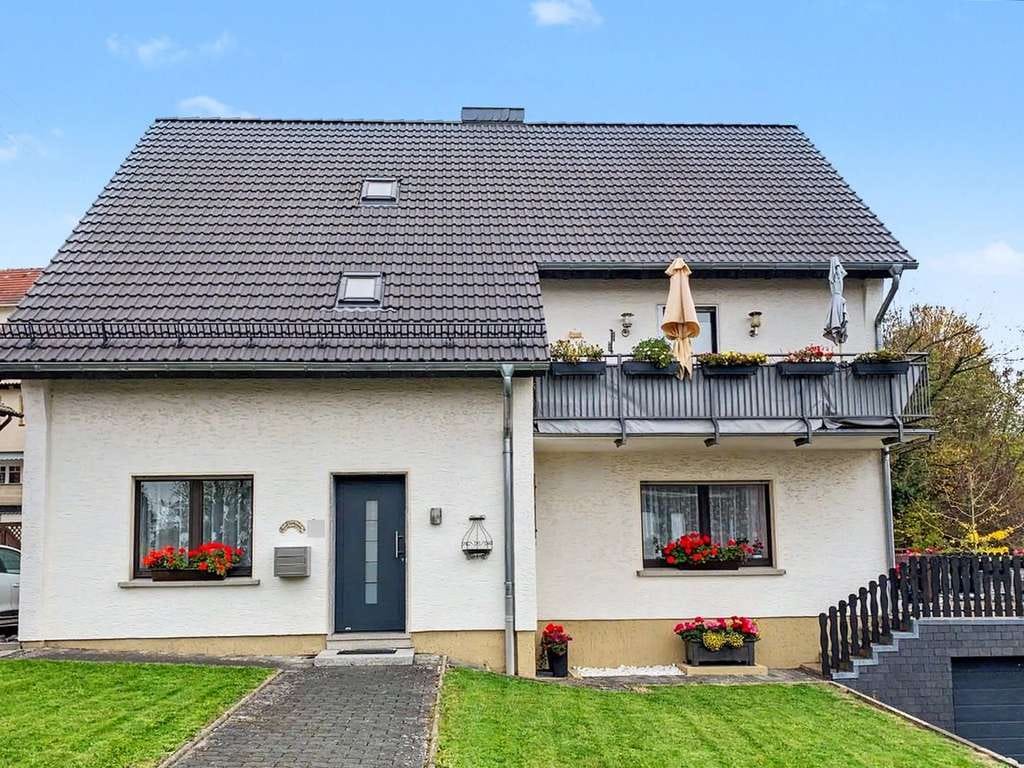 Immobilie in Gehlert - Gepflegtes Dreifamilienhaus, 2 Wohnungen vermietet,  in Hachenburg - Bild 0
