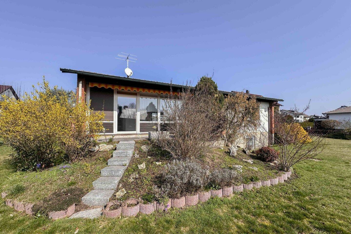 Immobilie in Hausen - Bungalow-Stil mit großzügigem Keller und Einliegerpotenzial auf sonnigem Grundstück - Bild 0