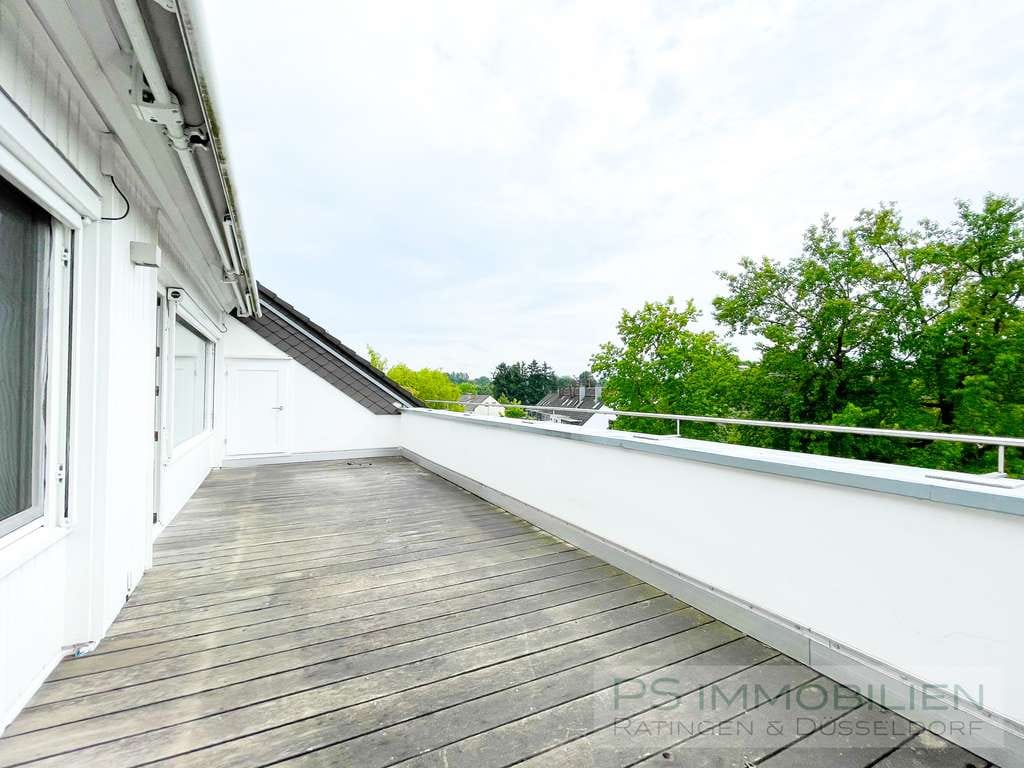 Immobilie in Ratingen - Lichtdurchflutete Maisonettewohnung mit Dachbalkon und Garage in ruhiger Lage von Ratingen Hösel - Bild 0