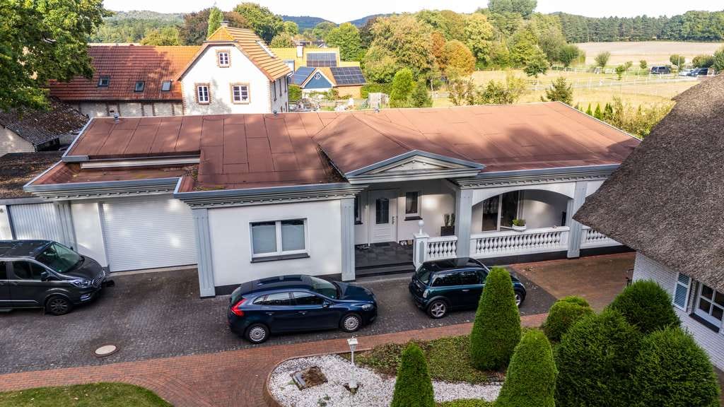 Immobilie in Schloß Holte-Stukenbrock - Exklusive Reetdachvilla  & separatem Wohnhaus in wundervoller Lage - Bild 2