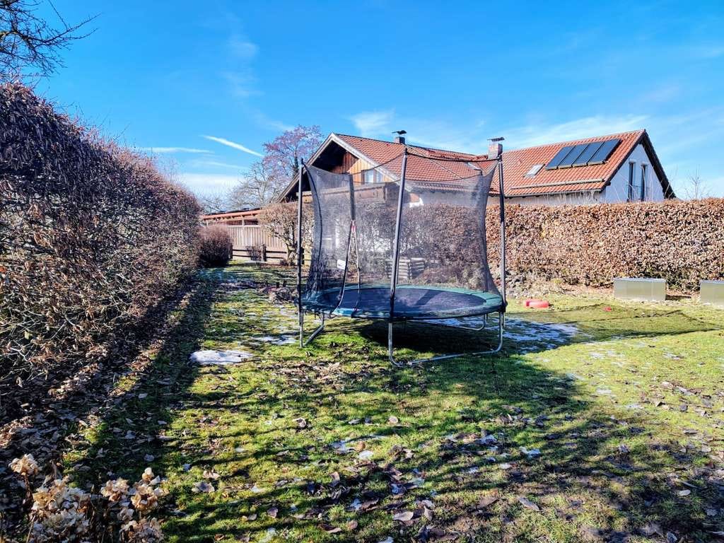 Immobilie in Burgkirchen an der Alz - Einfamilienhaus mit Doppelgarage und Garten - Bild 1