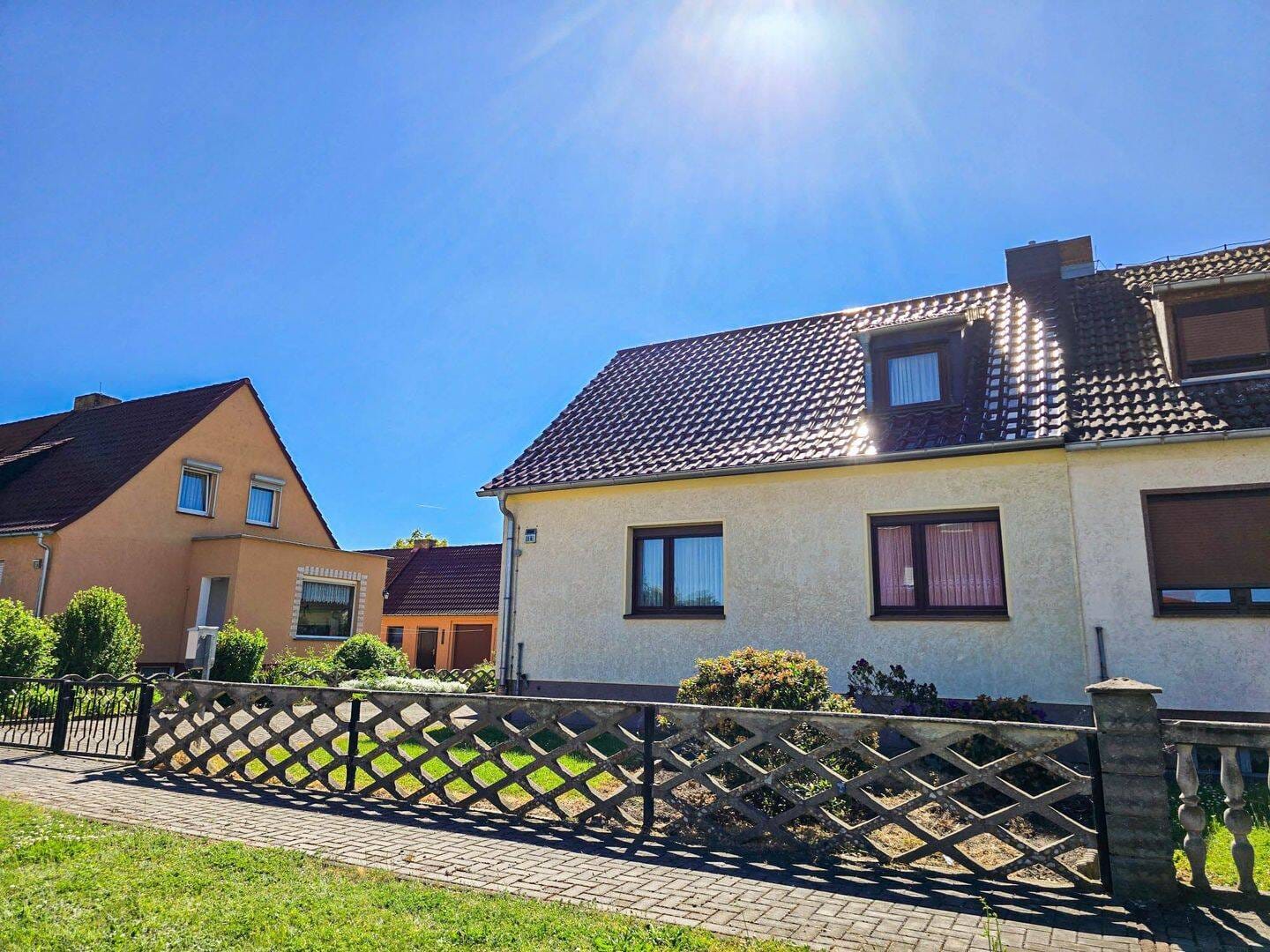 Immobilie in Oranienbaum-Wörlitz - Platz für die Familie: Doppelhaushälfte mit 1.109 m² Grundstück & freiem Blick - Bild 1