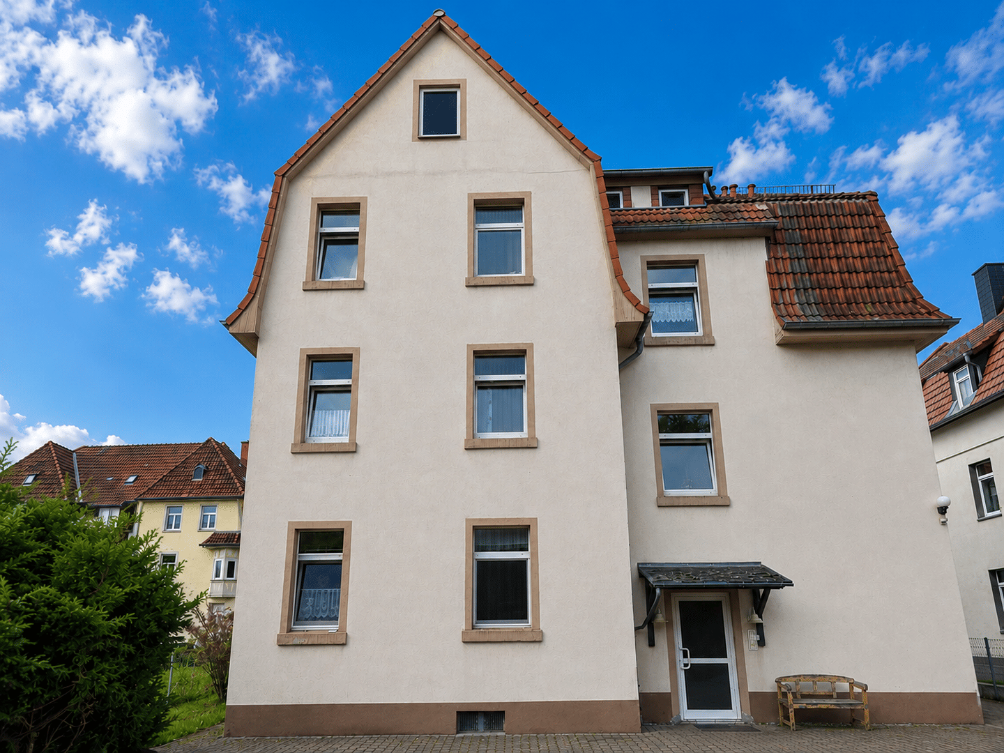 Immobilie in Gotha - Faktor 14 - Mehrfamilienhaus mit Stellplätzen in ruhiger Lage von Gotha - Bild 2