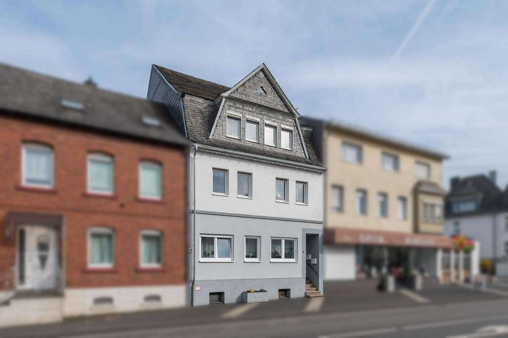 Immobilie in Kastellaun - Kernsaniertes Dreifamilienhaus mit Charakter, drei Stellplätzen und soliden Mieteinnahmen - Bild 1