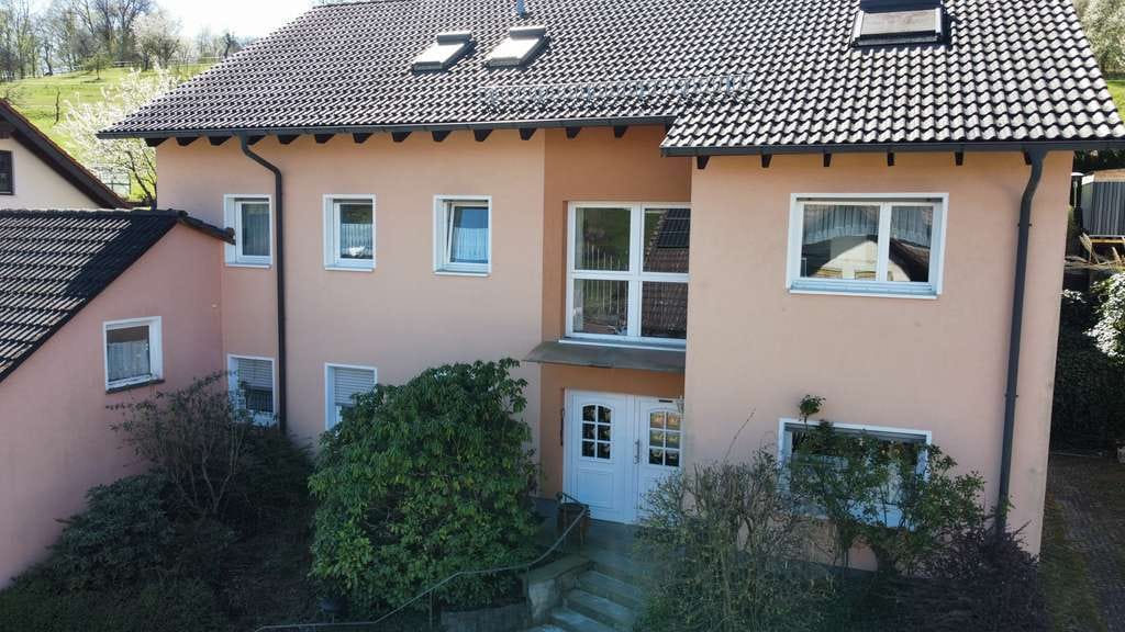 Immobilie in Leidersbach - Saniertes Einfamilienhaus mit Einliegerwohnung, Wärmepumpe & PV in ruhiger Wiesenrandlage - Bild 2
