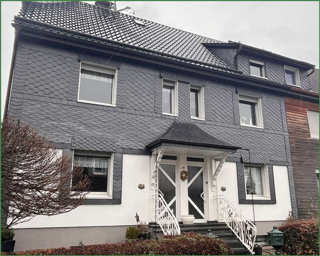 Immobilie in Burscheid - Sanierungsobjekt: Zwei Doppelhaushälften mit Garten und Doppelgarage in begehrter Lage von Burscheid - Bild 0