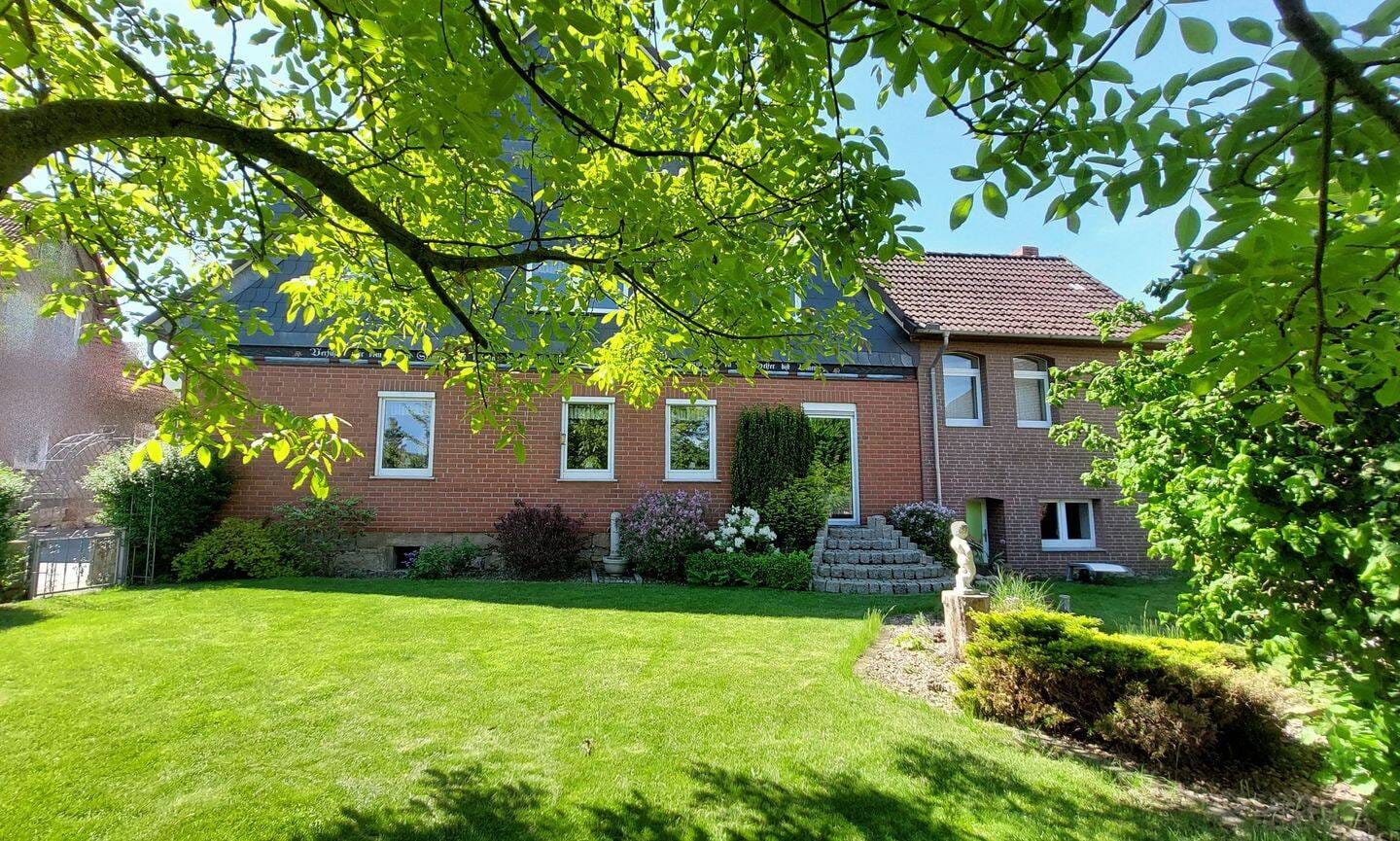 Immobilie in Hülsede - Charmantes Mehrfamilienhaus mit großzügigem Eigentümerbereich! - Bild 0