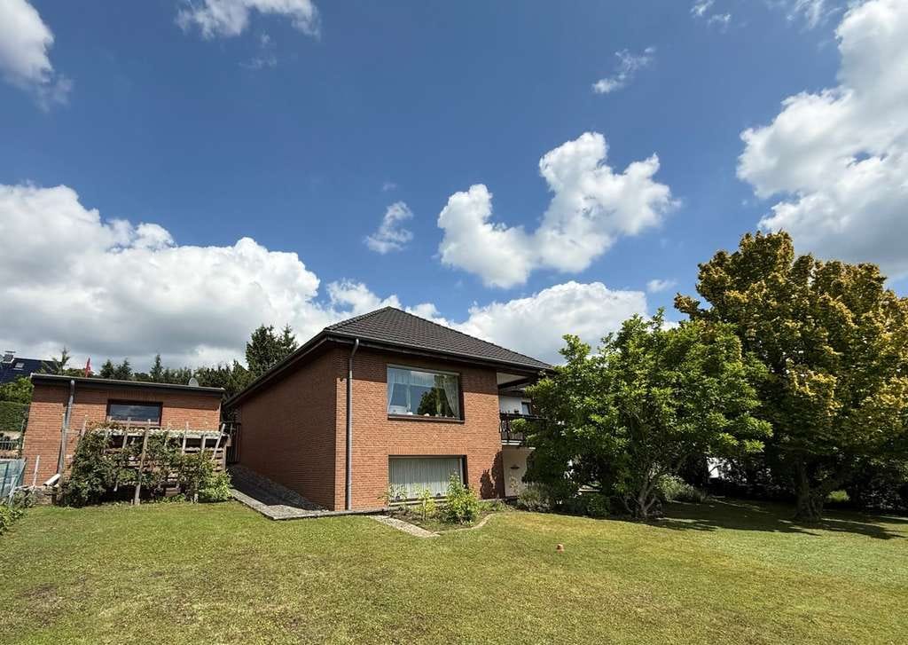 Immobilie in Duingen - Idyllisches Wohnen: Moderner Winkelbungalow mit Einliegerwohnung und Ausbaureserve in beliebter Orts - Bild 0
