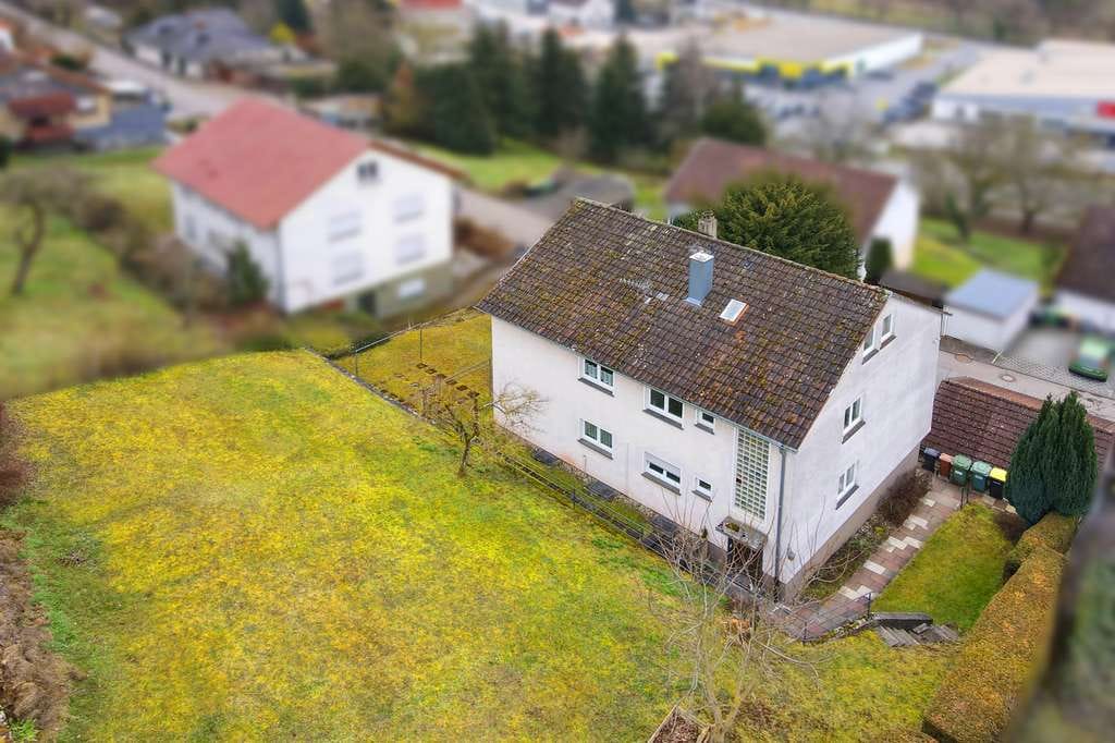 Immobilie in Ebhausen - Großzügiges Zweifamilienhaus mit Einliegerwohnung – Sanierungsbedürftig, aber voller Möglichkeiten! - Bild 1