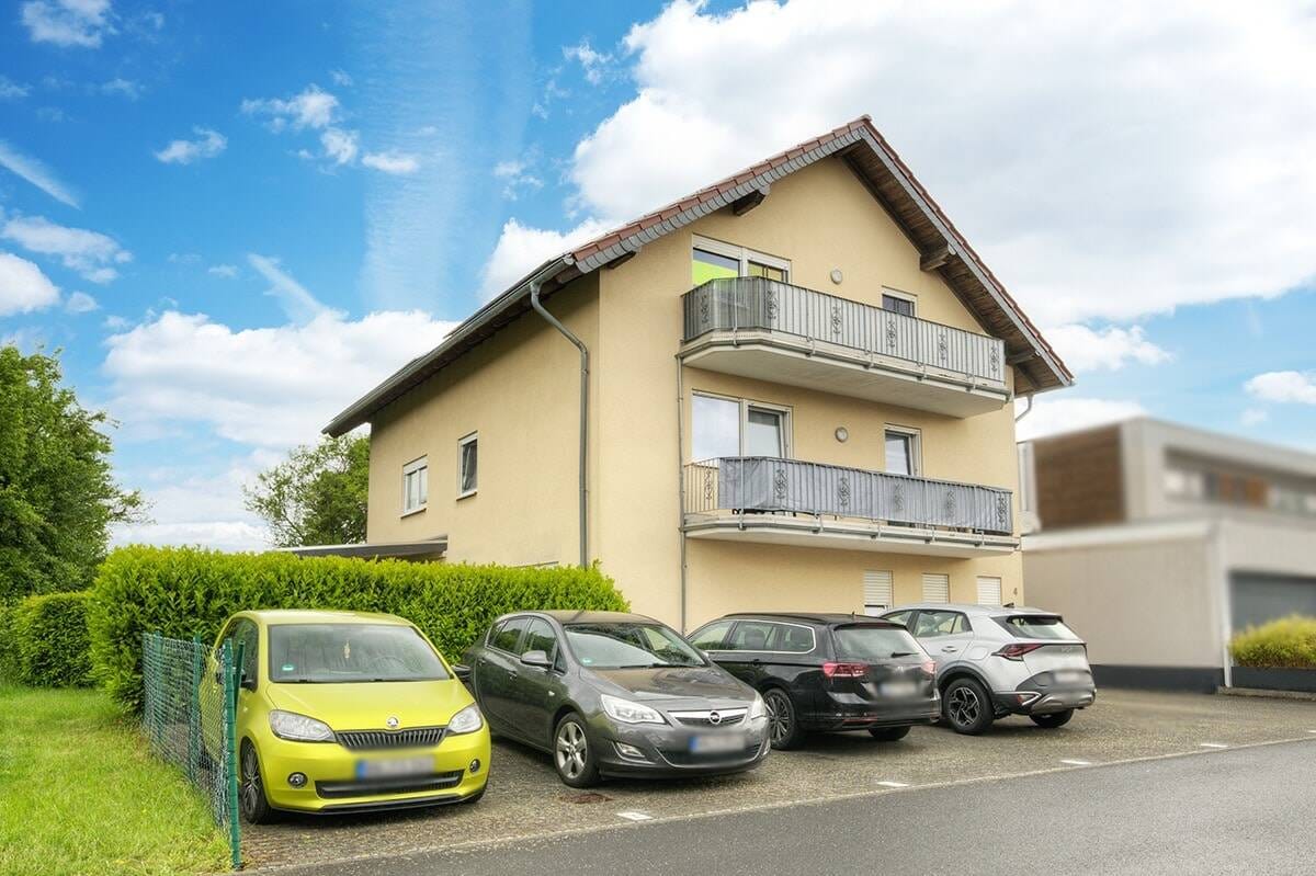 Immobilie in Hilgert - Gepflegtes Dreifamilienhaus mit solider Vermietung und PV-Ertrag in Hilgert - Bild 1