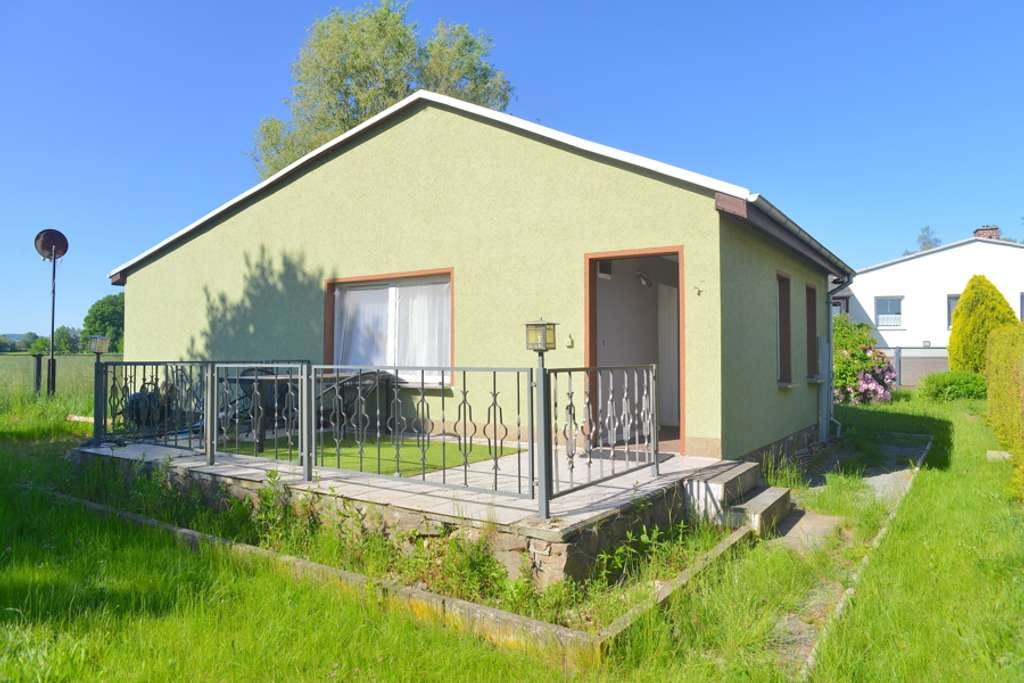 Immobilie in Jahnsdorf/Erzgebirge - BAUGRUNDSTÜCK!!                 Massiver Traum-Bungalow in Leukersdorf – Neue Grillhütte inklusive! - Bild 1