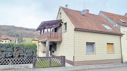 Immobilie in Welchweiler - 1-1/2-stöckiges EFH mit Garage und weiteren Stellplätzen, großer Balkon/Terrasse,... - Bild 2
