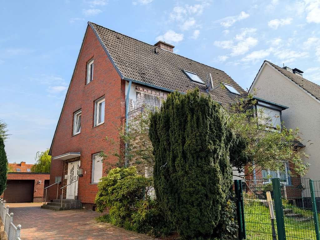 Immobilie in Hasbergen - Solides und gepflegtes Zweifamilienhaus mit ausgebautem Dachgeschoss in Hasbergen - Bild 0