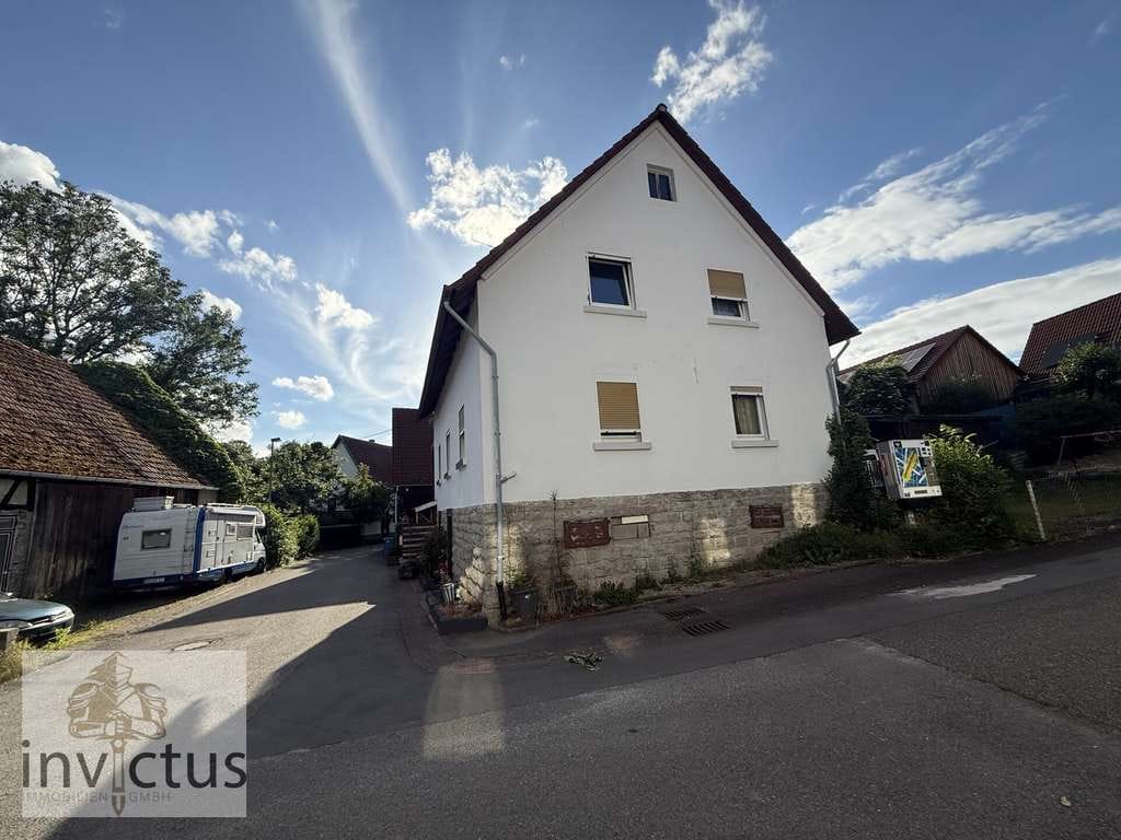 Immobilie in Rosenberg - Charmantes Einfamilienhaus mit großzügiger Scheune und geschütztem Innenhof in Rosenberg - Bild 1