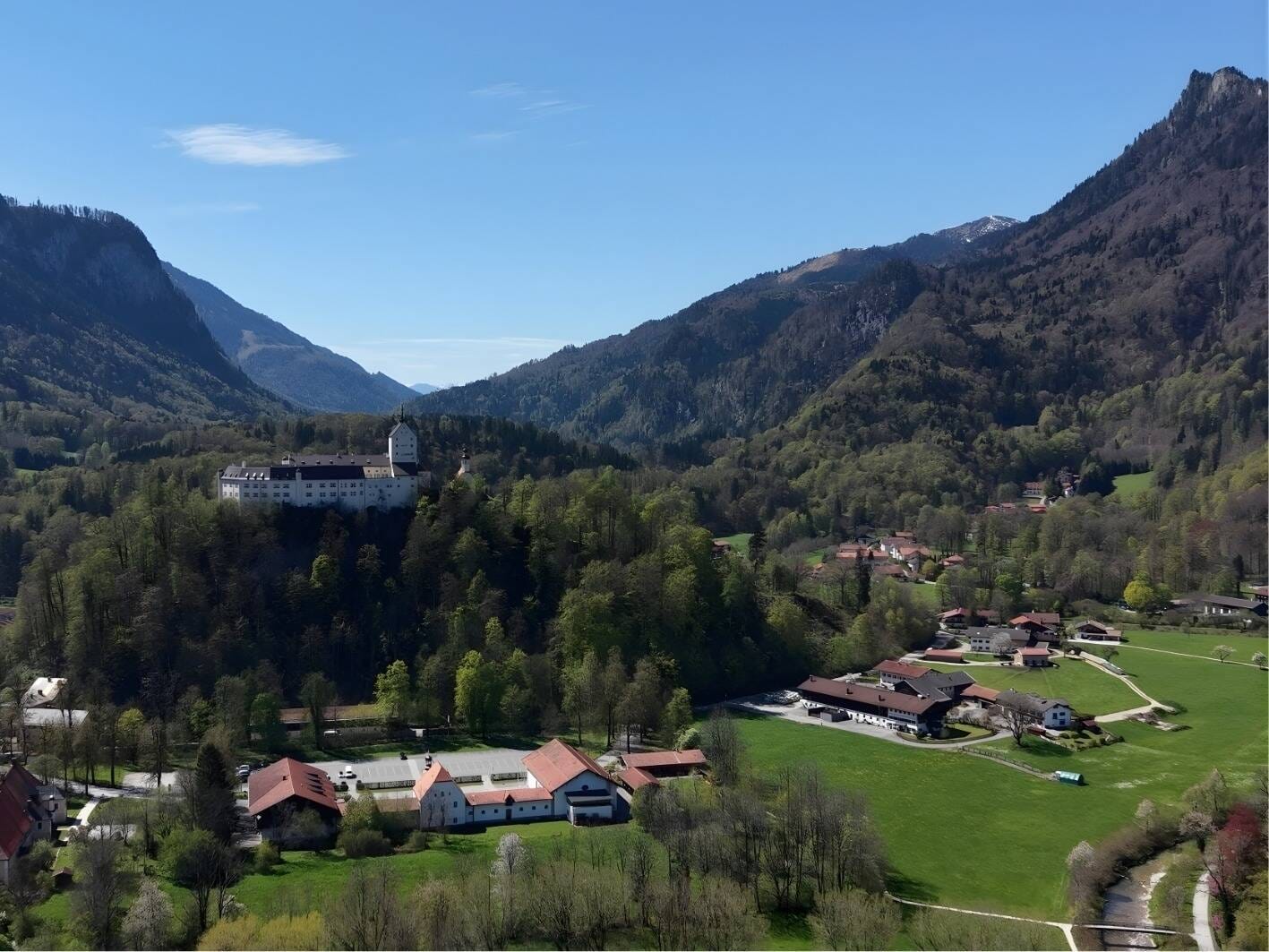 Immobilie in Aschau im Chiemgau - Wohn- und Geschäftshaus im Herzen von Aschau - Bild 1