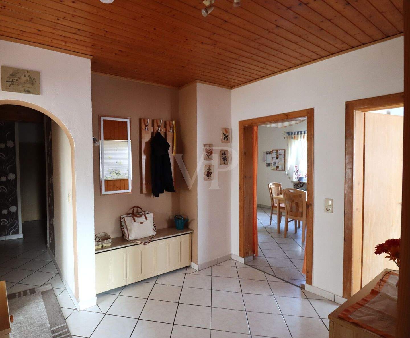 Immobilie in Lehrberg - Wohnen auf dem Land - Großzügiges Zweifamilienhaus mit 2 Garagen und gepflegtem Garten - Bild 1