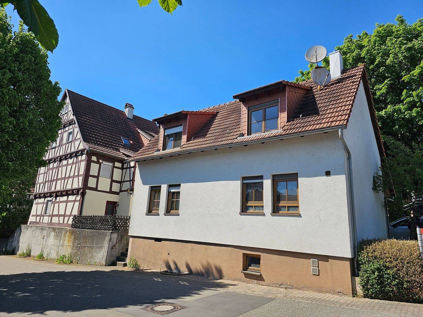 Immobilie in Ötisheim - Ein Ensemble aus zwei Häusern, historisches Fachwerk und modernes EFH mit Doppelgarage im Ortskern von Ötisheim - Bild 2