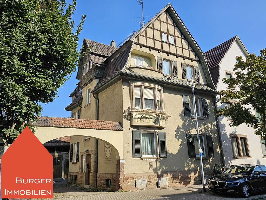 Immobilie in Mühlacker - Älteres 3-Familienhaus mit zwei Stellplätzen in zentraler Lage von Mühlacker zu verkaufen - Bild 0