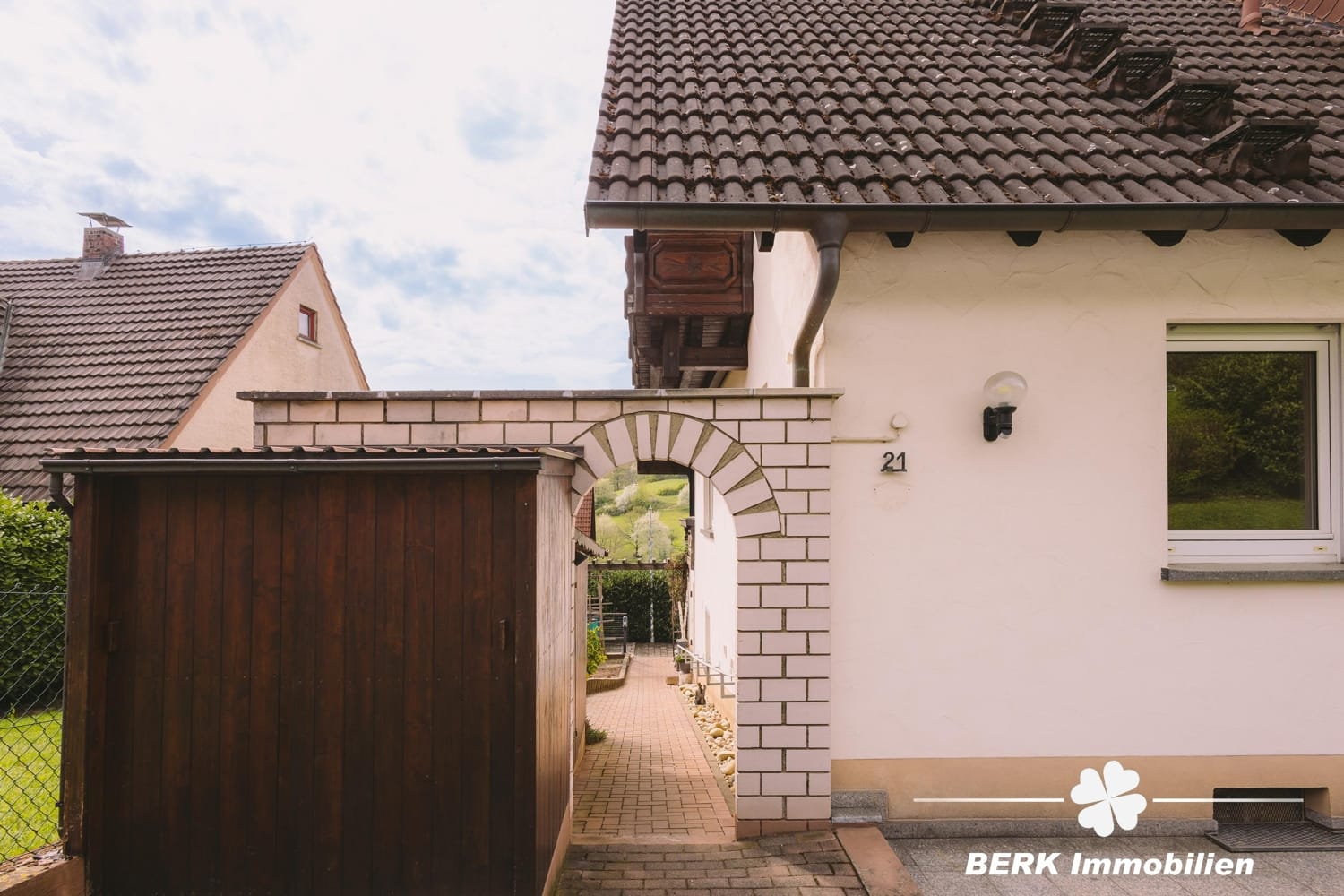 Immobilie in Bessenbach - BERK Immobilien - Großzügiges Zweifamilienhaus inkl. ELW mit Weitblick und lichtdurchflutetem Wohngefühl - Bild 2