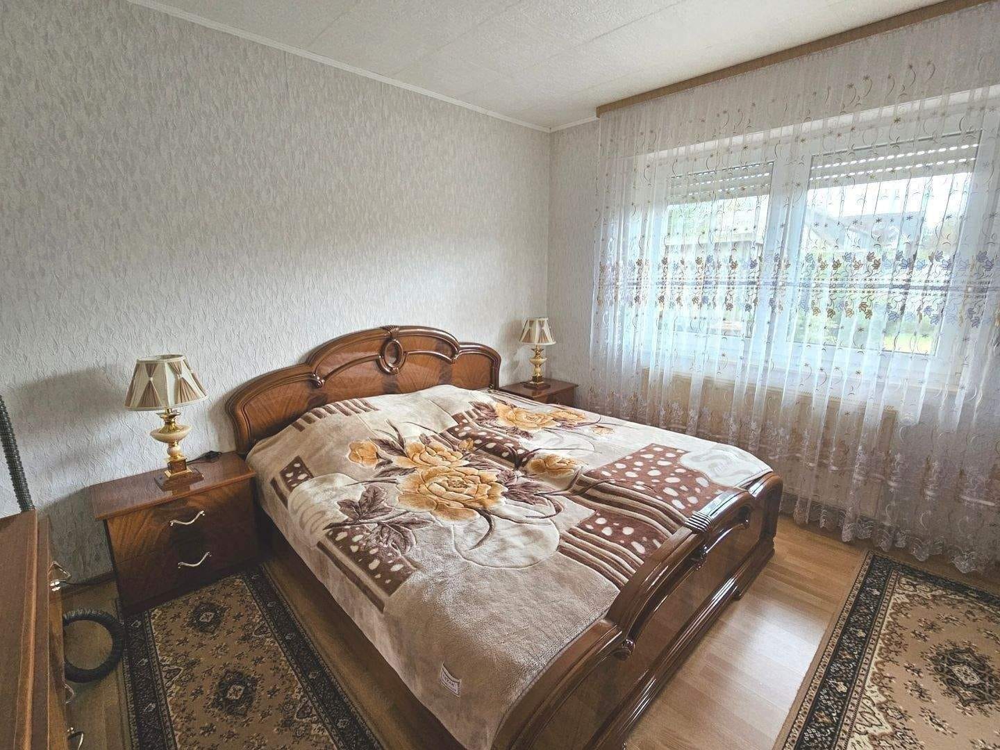 Immobilie in Löningen - Auf der Lage! Erdgeschoss! Gepflegte Wohnung mit überdachter Terrasse und schönem Garten mit Gartenhütte! 4 ZKB mit EBK, HWR und PKW-Stellplatz! - Bild 2