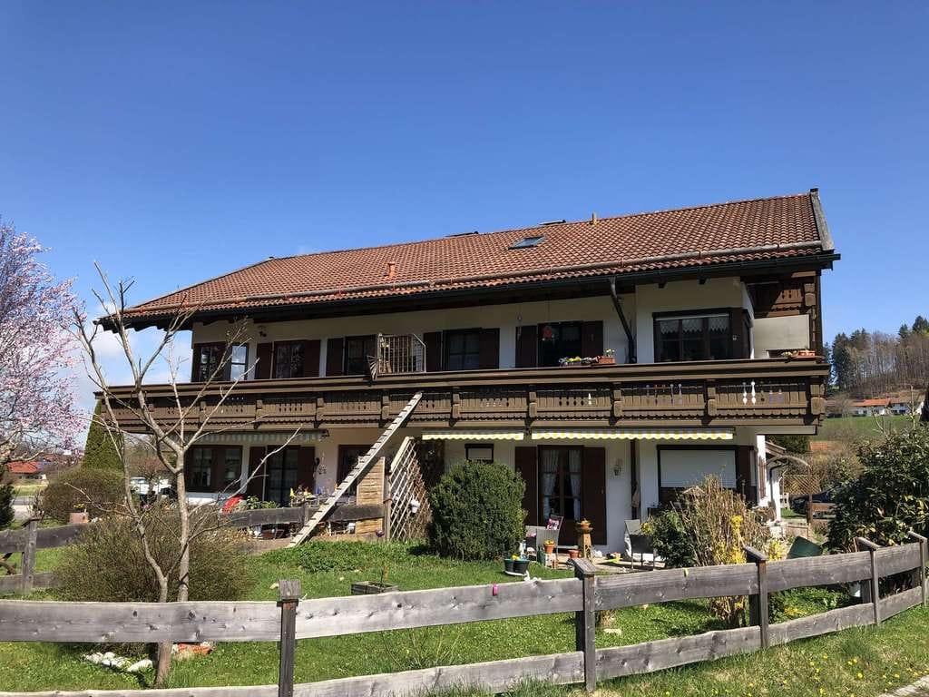 Immobilie in Siegsdorf - Großzügige Wohnung im 1.-OG mit ausgebautem DG - Balkon, Keller, Garage & Stellplatz - Bild 2