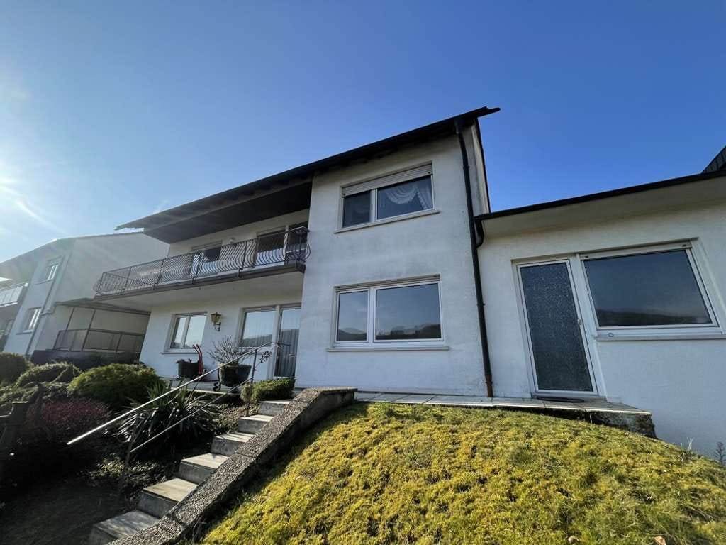Immobilie in Elsenfeld - Herrlicher Ausblick und ruhige Lage ... Einfamilienhaus mit viel Platz zum Ausbreiten! - Bild 1