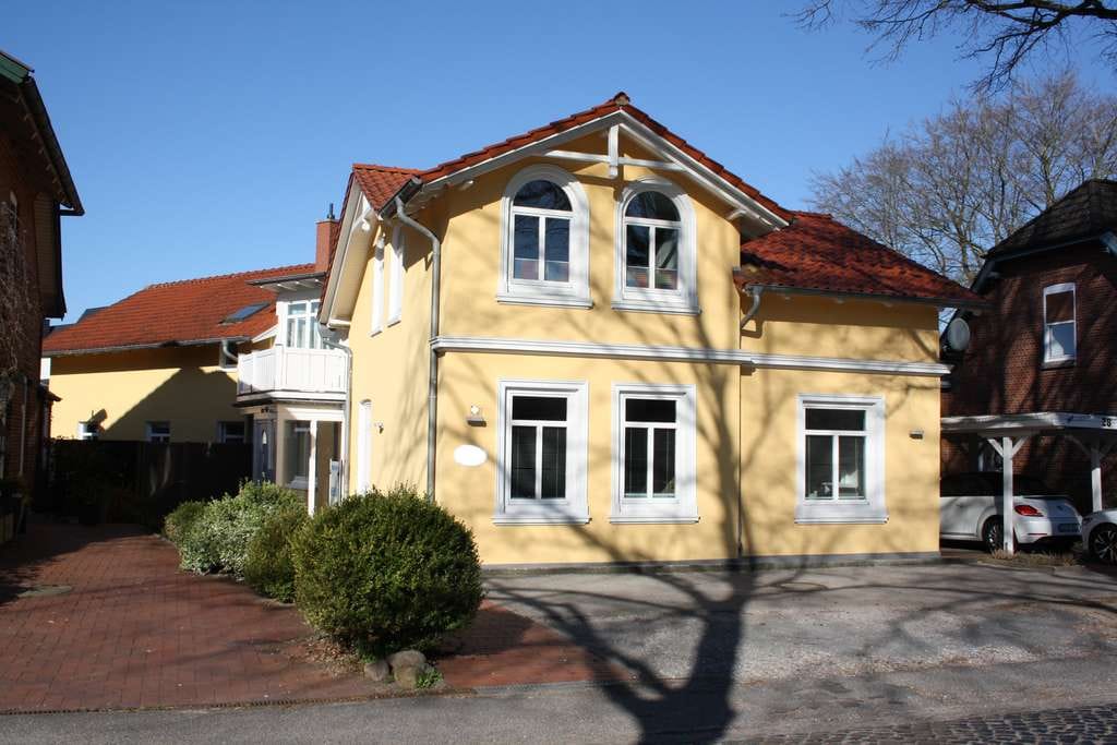 Immobilie in Bad Bramstedt - Großzügiges Haus mit besonderem Flair in zentraler Lage von Bad Bramstedt – vielseitig nutzbar. - Bild 0