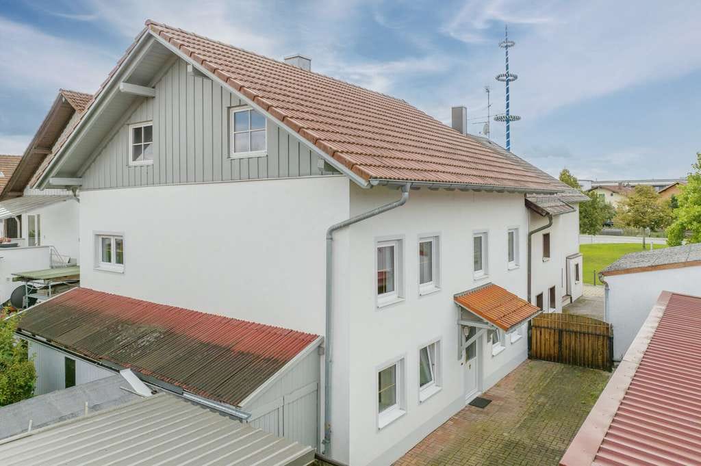 Immobilie in Pfarrkirchen - Großzügige Doppelhaushälfte mit Ausbaupotential und Werkstatt - Bild 0