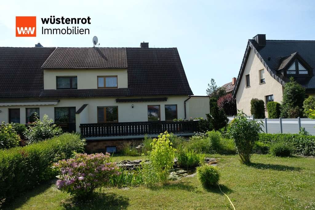 Immobilie in Nünchritz - Charmante DHH mit Teich, großer Terrasse & Kellergarage in ruhiger Lage von Nünchritz - Bild 0
