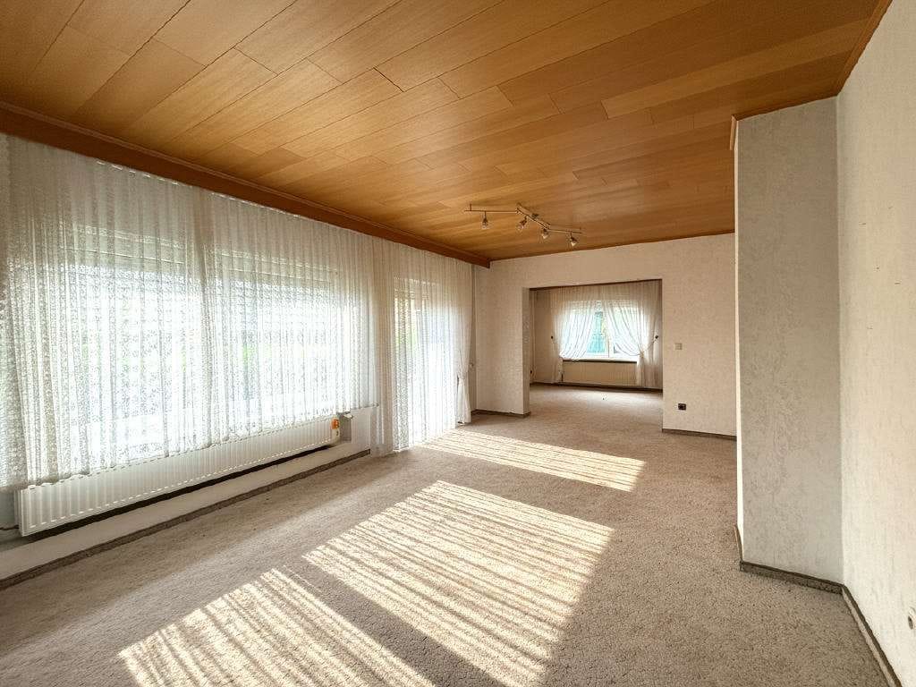 Immobilie in Sulzheim - Hübsches freistehendes Einfamilienhaus mit Terrasse und Balkon in ruhiger Lage von Sulzheim
 - Bild 2