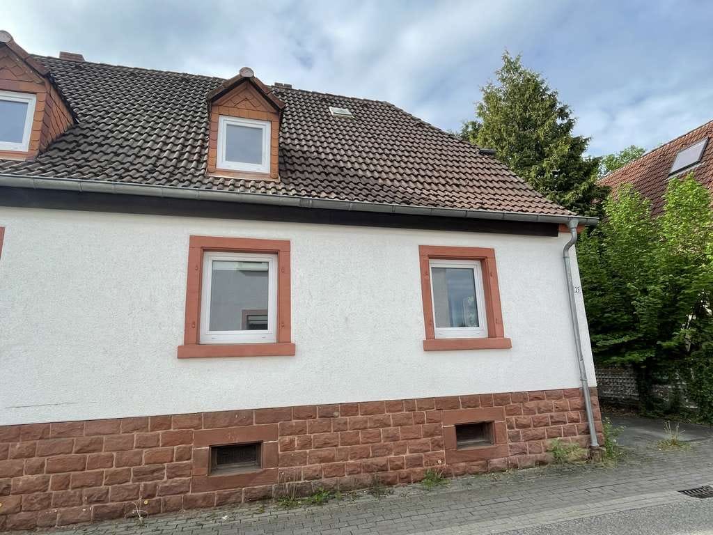 Immobilie in Weilerbach - Platz für Ihre Ideen: Sanierungsbeürftige Doppelhaushälfte in Weilerbach - Bild 0