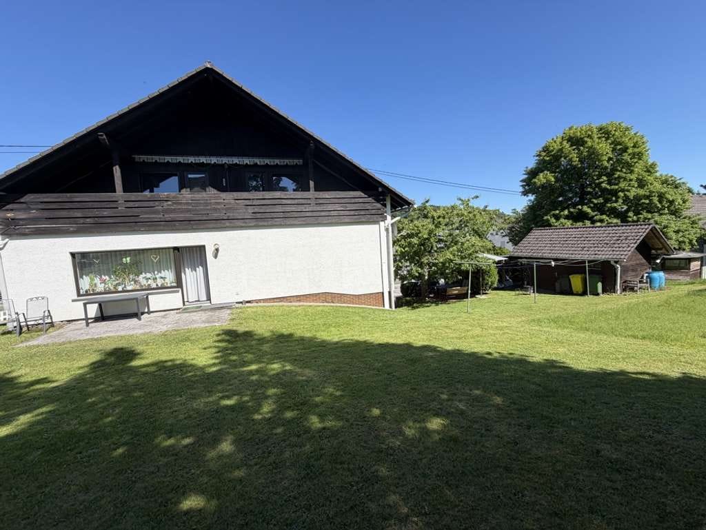 Immobilie in Limbach - Ein-/ Zweifamilienhaus mit großzügigem Grundstück und tollem Blick in Limbach. - Bild 1