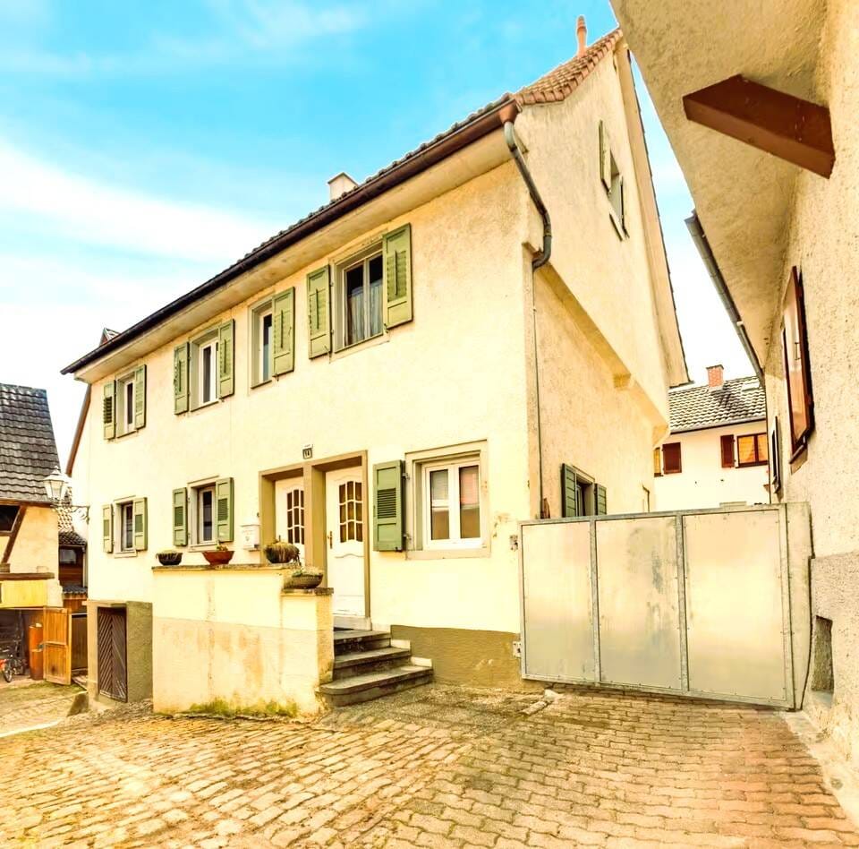 Immobilie in Ettenheim - Gemütliches Familienhaus mit Gartenidylle und separater Ferienwohnung in der Altstadt von Ettenheim - Bild 1