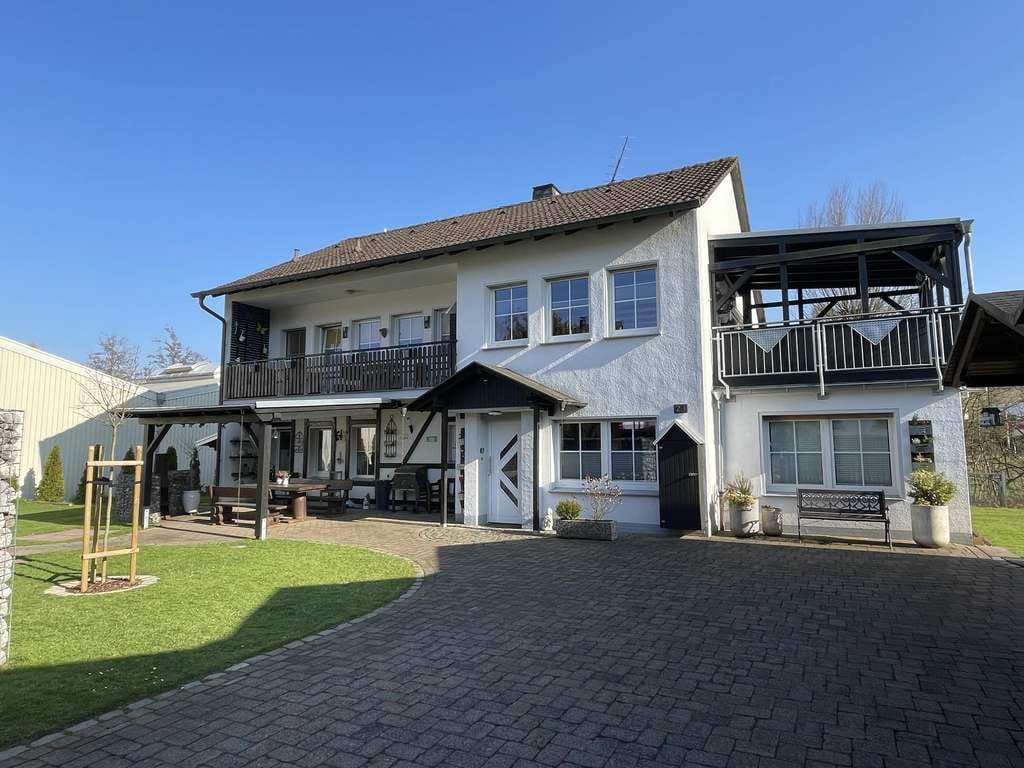 Immobilie in Neuenrade - Modernisiertes Einfamilienhaus mit großzügigem Grundstück - Bild 0