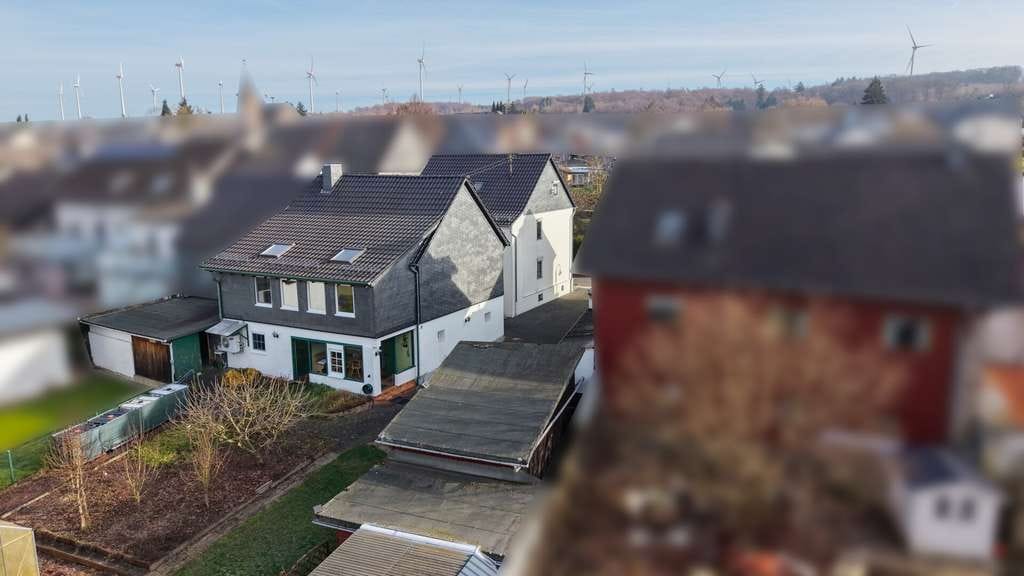 Immobilie in Gehlert - 2 Wohnhäuser auf großem Grundstück in ruhiger Ortsrandlage! Ideal für Mehrgenerationen - Bild 1