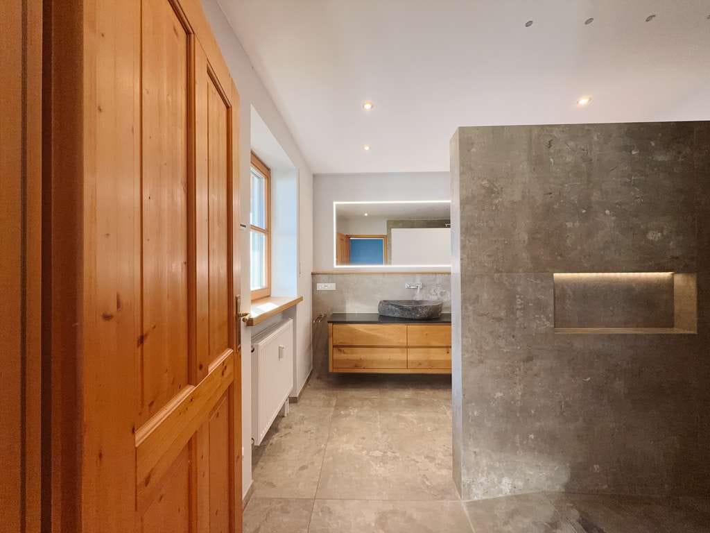 Immobilie in Seeon-Seebruck - Leben am Chiemsee – Stilvolle Maisonettewohnung mit Panoramablick & Einliegerwohnung - Bild 4