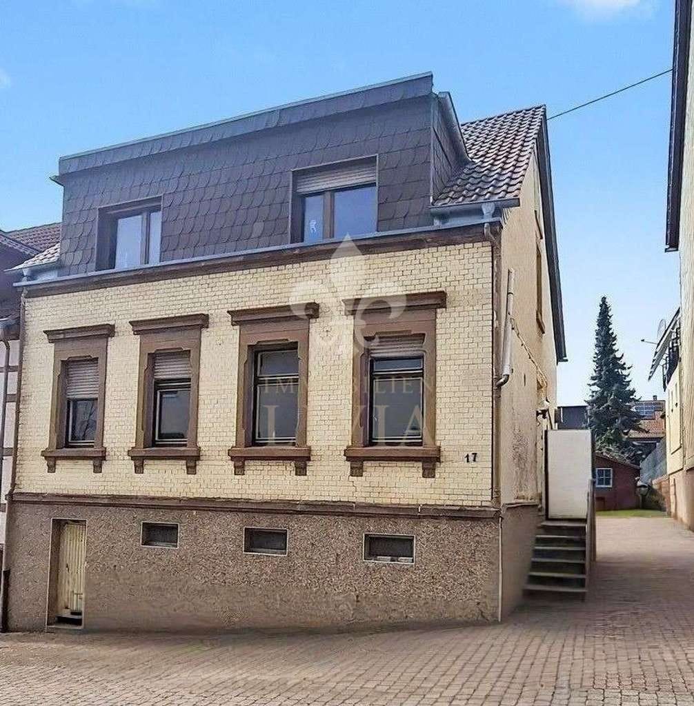 Immobilie in Spiesen-Elversberg - Einfamilienhaus mit großem Potenzial – gestalten Sie jetzt Ihr Traumhaus selbst - Bild 1