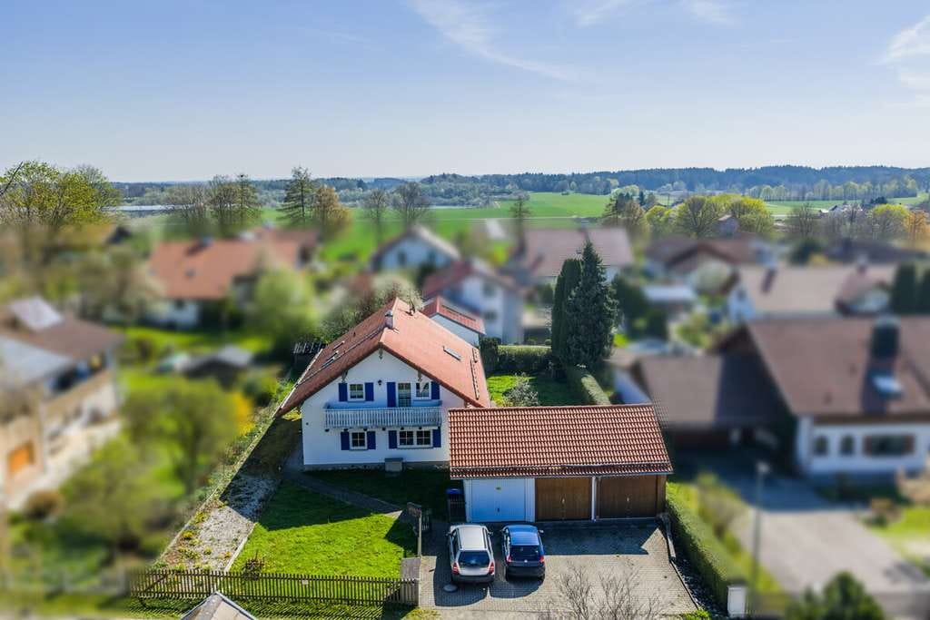 Immobilie in Vilgertshofen - Idyllisch gelegen & großzügig geschnitten – Zweifamilienhaus mit Charme in Issing - Bild 0