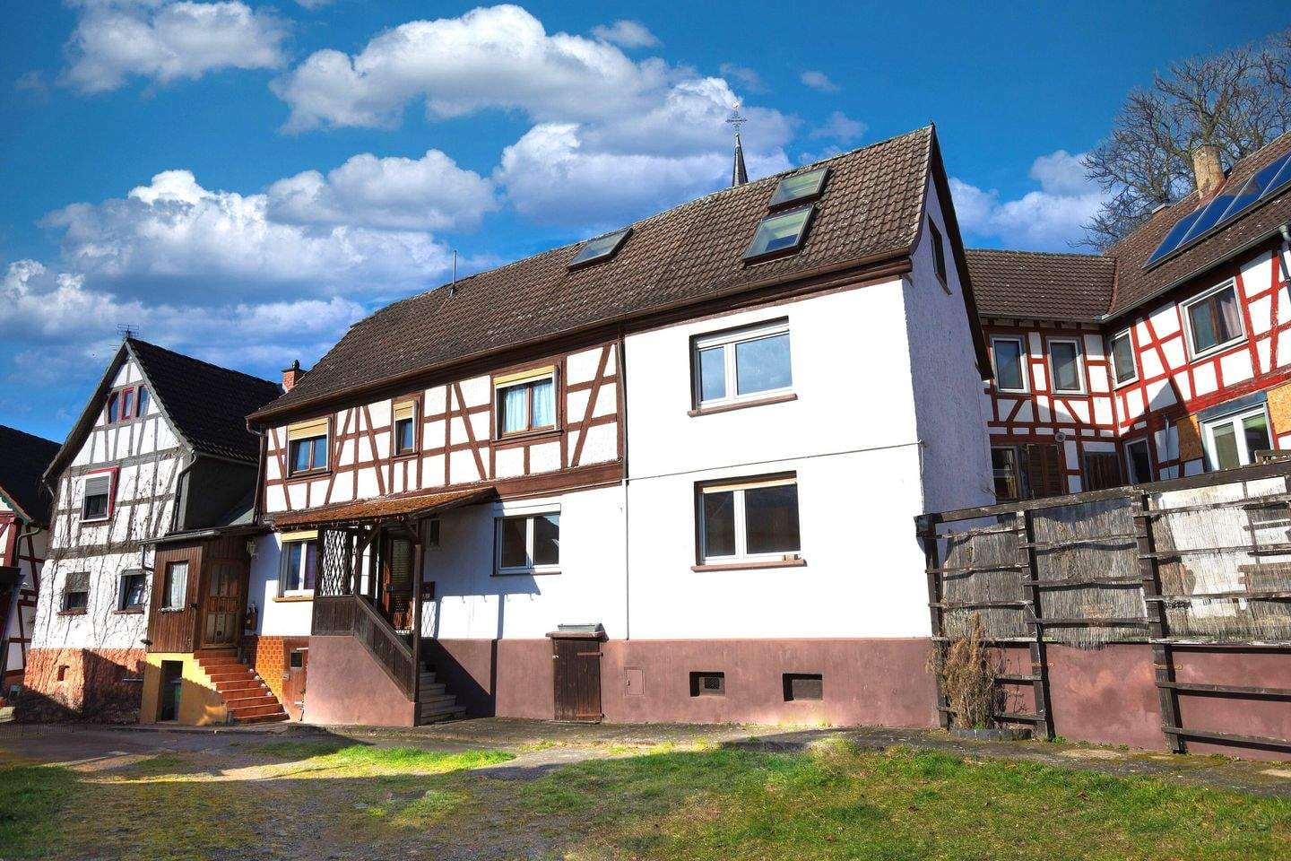 Immobilie in Hammersbach - Charmantes Einfamilienhaus mit Nebengebäude und Garten - Bild 1