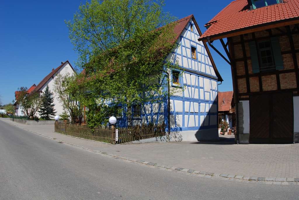 Immobilie in Immenstaad am Bodensee - Mehrfamilienhaus mit Potenzial- bis zu 5 Wohneinheiten möglich - Bild 2