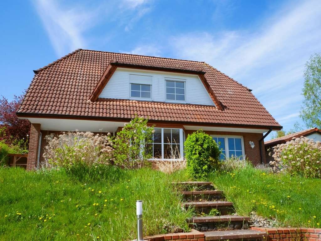 Immobilie in Heiningen - Großzügiges Einfamilienhaus mit Kachelofen am Feldrand in Ortsrandlage - Bild 2