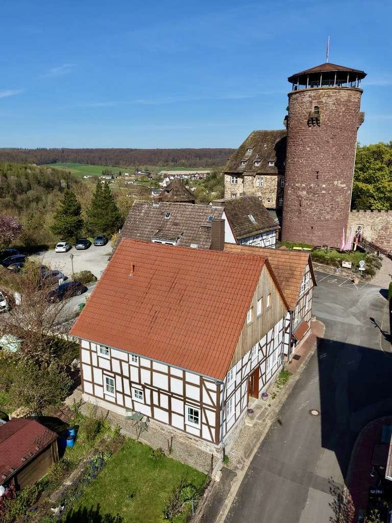 Immobilie in Trendelburg - Kernsaniertes 300j. Fachwerk - direkt an der  Trendelburg !  - Bild 0