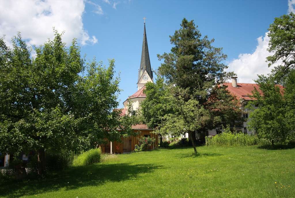 Immobilie in Söchtenau - Ein Landhaus mit Charme der 70-iger Jahre und schönem Bergpanorama - Bild 2