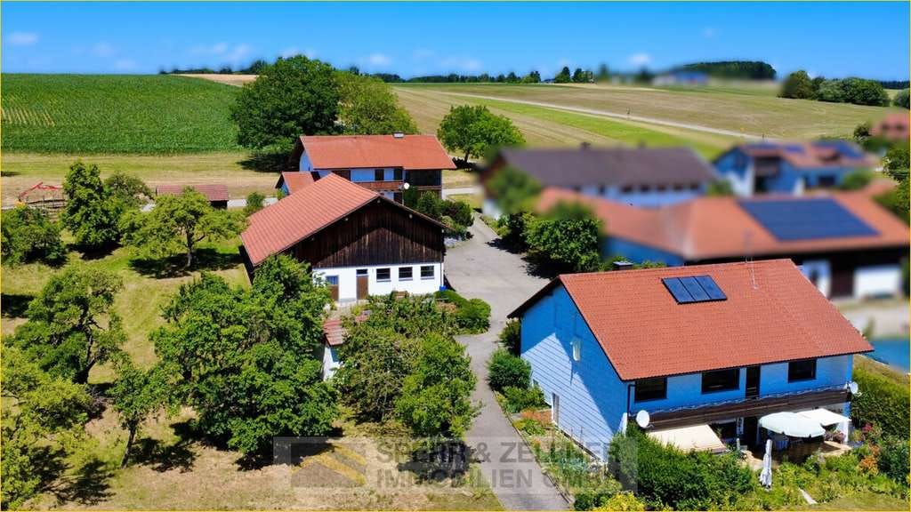 Immobilie in Kirchdorf - Berg - Idyllisches Anwesen: Hofstelle mit 2 Zweifamilienhäuser, Garagen & Lagerhalle und Grünflächen - Bild 1