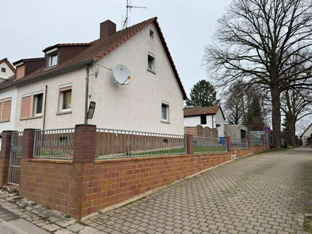 Immobilie in Obrigheim (Pfalz) - Vermietete Doppelhaushälfte mit großem Grundstück & Baureserve - Bild 1