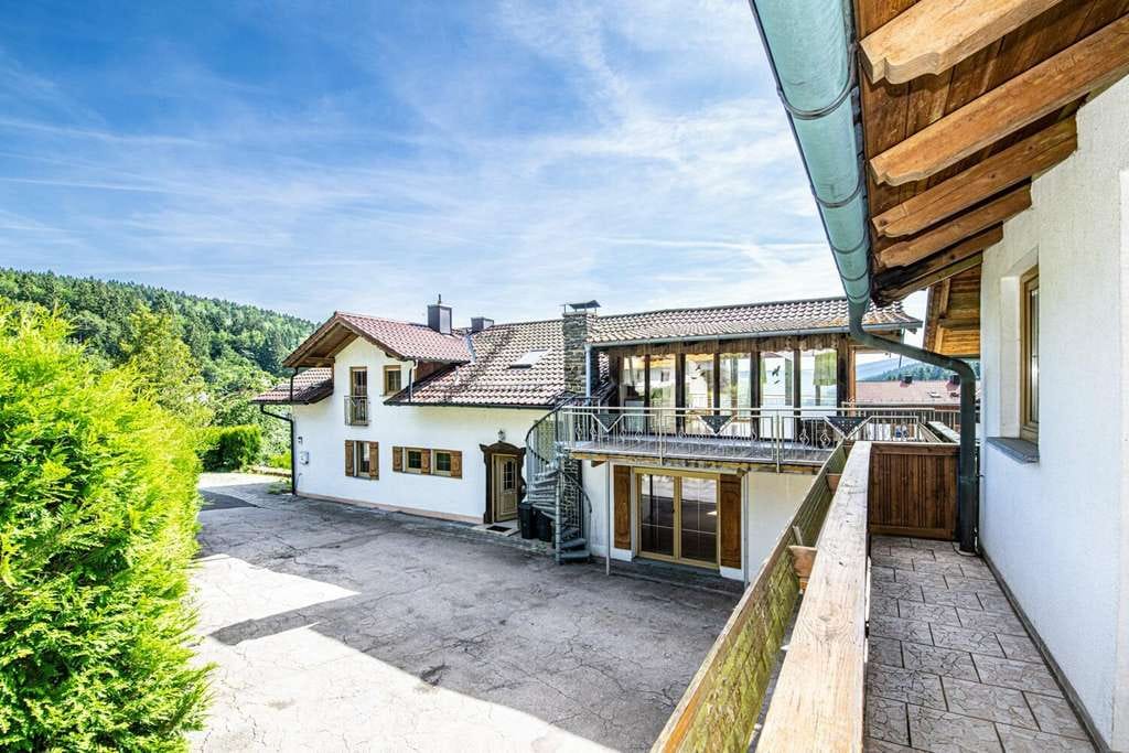 Immobilie in Neukirchen beim Heiligen Blut - Großzügiges Wohnhaus in Hanglage mit Wintergarten, zwei Garagen und vielseitigen Nutzungsmöglichkeit - Bild 3