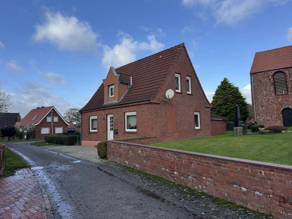 Immobilie in Moormerland - Direkte Aussicht auf Deich und Ems! Renovierungsbedürftiges Einfamilienhaus mit Garage & Nebengebäude in ruhiger Sackgassenlage - Bild 2